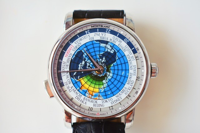 часы с картой мира