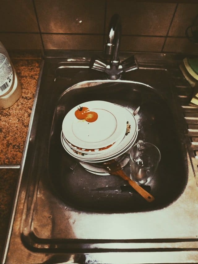 грязная посуда в раковине
