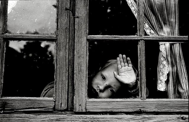 ребенок смотрит в окно