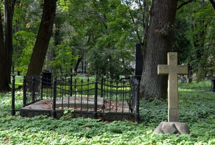 Почему беременным нельзя ходить на кладбище: приметы и рациональное объяснение
