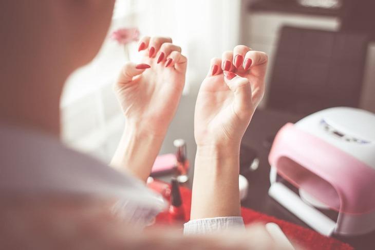 Со скольки лет можно наращивать ногти: советы для мам и их дочерей
