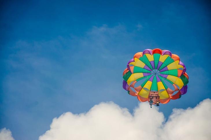 Со скольки лет можно прыгать с парашютом: советы и ограничения
