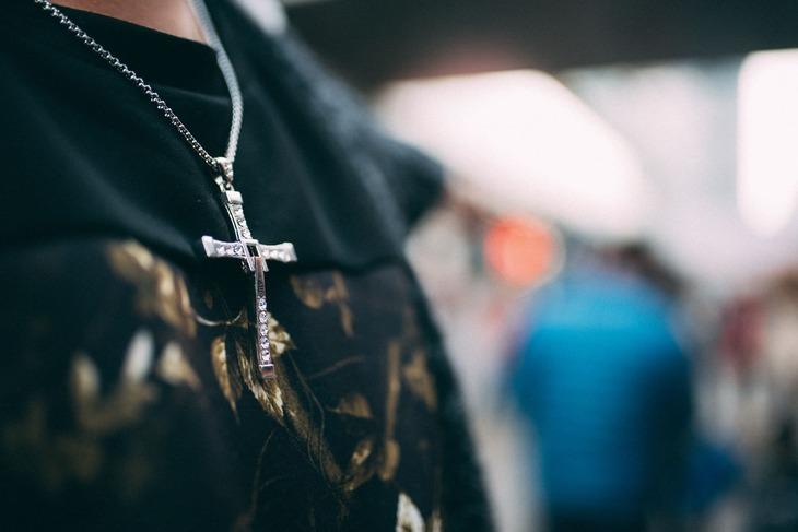 Можно ли носить чужой крестик: традиции, приметы и особенности