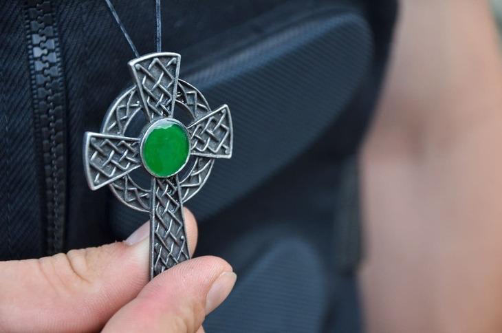Можно ли носить чужой крестик: традиции, приметы и особенности