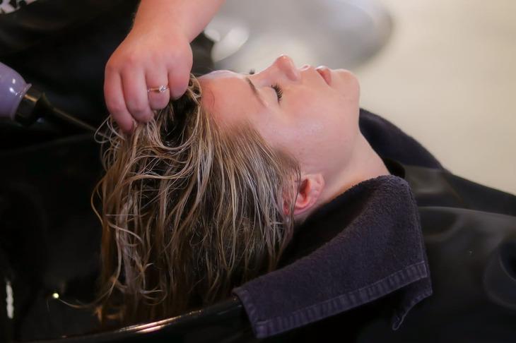 Можно ли мыть голову каждый день: советы по правильному уходу за волосами